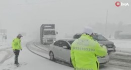 Bolu Dağı’nın İstanbul istikameti kar yoğunluğundan trafiğe kapandı