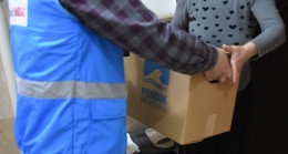 Pendik Belediyesi, ihtiyaç sahibi ailelere gıda kolisi dağıtıyor