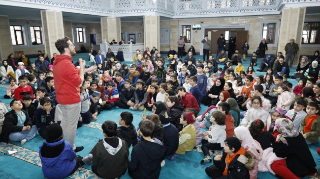 Sultangazili çocuklar, Ramazan ayında Sertaç abileriyle camilerde buluşuyor