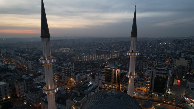 Taksim Camii’ne asılan “Elhamdülillah” yazılı mahya havadan görüntülendi