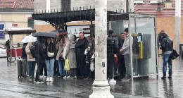 Taksim’de vatandaşlar yağmura yakalandı