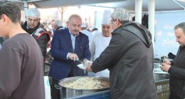 TBMM Başkanı Şentop, vatandaşlara Üsküdar Meydanı’nda iftar yemeği dağıttı