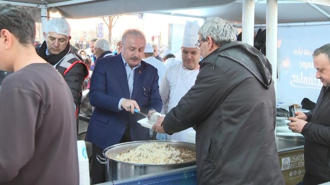 TBMM Başkanı Şentop, vatandaşlara Üsküdar Meydanı’nda iftar yemeği dağıttı