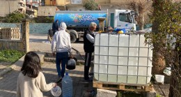 Tuzla Belediyesi’nden Hatay’ın kırsal kesimlerine temiz su taşımaya devam