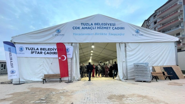 Tuzla Belediyesi’nin Kırıkhan ve Tuzla’daki çadırlarında ilk iftar yapıldı