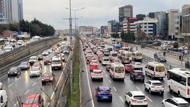 İstanbul’da trafik yoğunluğu yüzde 90’larda, Ekrem İmamoğlu ise il dışında mitingler düzenliyor
