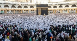 Milyonlarca Müslüman Kabe’de Ramazan Bayramı namazını kıldı