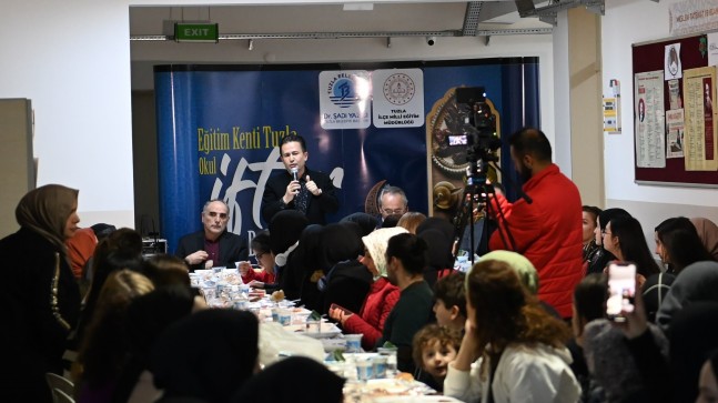 Tuzla Belediye Başkanı Şadi Yazıcı, öğrenci ve velilerle iftar sofrasında buluştu