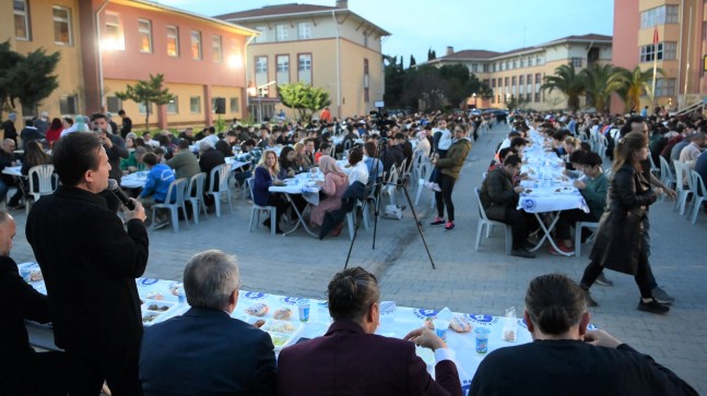 Tuzla Belediye Başkanı Şadi Yazıcı, öğrencilerle iftar sofrasında buluştu