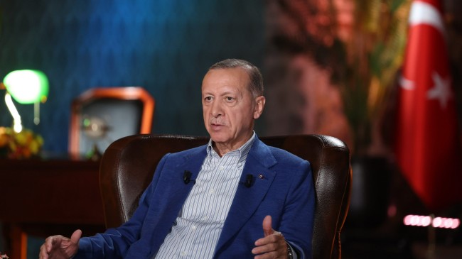 Erdoğan: “Siyaseti hizmet yarışına değil adeta at pazarına çevirdiler”