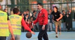 Murat Kurum’dan Maltepe Sahili’nde gençlerle kıran kırana basketbol maçı