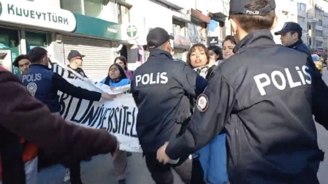 Taksim’e izinsiz yürümek isteyen eylemcilere polis müdahale etti