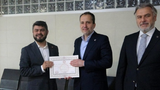 Yeniden Refah Partisi Genel Başkanı Fatih Erbakan mazbatasını aldı