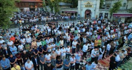 Binlerce Müslüman, Kurban Bayramı namazı için Eyüp Sultan Camii’ndeydi