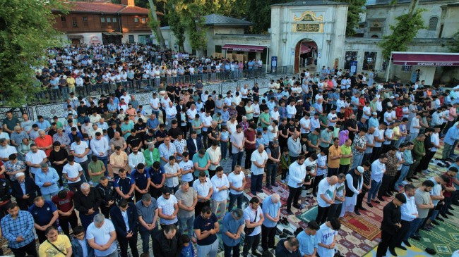 Binlerce Müslüman, Kurban Bayramı namazı için Eyüp Sultan Camii’ndeydi