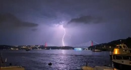 İstanbul’da şimşek geceyi aydınlattı