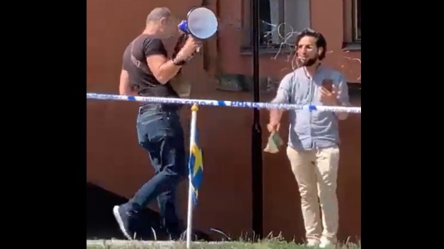 Kurban Bayramı’nda bir kâfir, Kur’an-ı Kerim’i İsveç polisinin koruması altında ayaklar altına aldıktan sonra yaktı