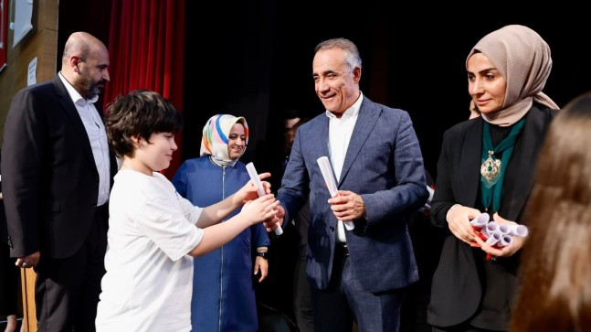 Sultangazi Belediyesi Bilim Merkezi öğrencileri yılsonu etkinliğinde yeteneklerini sergiledi