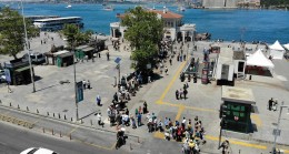 Adalara gitmek isteyen vatandaşlar, Şehir Hatları İskelesi önünde saatlerce vapur bekledi