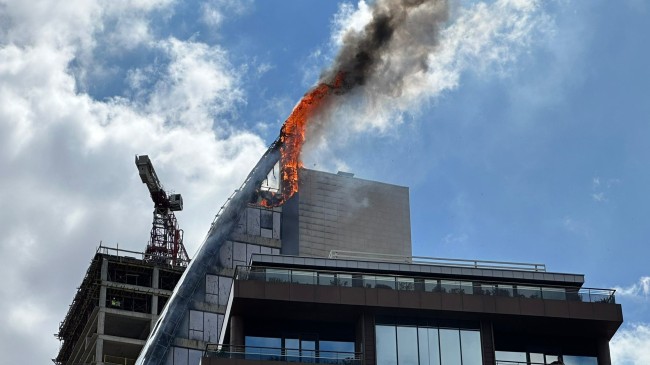 Ataşehir’de 17 katlı iş merkezinde yangın
