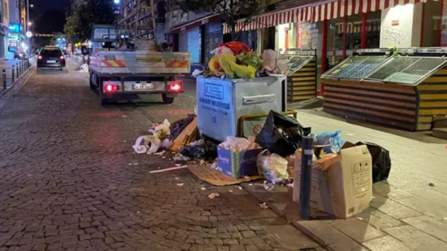 CHP İstanbul’u kaderine terk etti! Sokaklardaki çöpler toplanmadı, vatandaşlar isyan etti