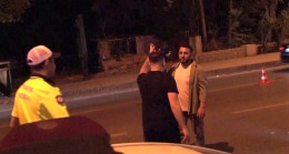 Kadıköy’de denetime takılan alkollü sürücü habercilere saldırdı