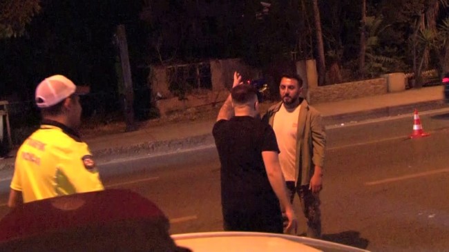 Kadıköy’de denetime takılan alkollü sürücü habercilere saldırdı
