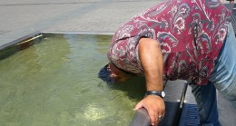 Taksim’de sıcaktan bunalan vatandaş kafasına süs havuzuna soktu