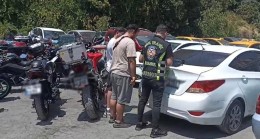 Yaya yolunda çarşaflı kadınların üzerine motosiklet süren 2 kişi yakalandı