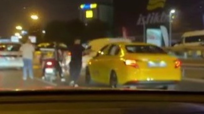 Kadıköy’de taksiciyi darp ettiler