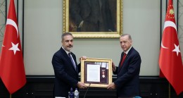 Cumhurbaşkanı Erdoğan, Dışişleri Bakanı Fidan’a ’Devlet Üstün Hizmet Madalyası Beratı’ takdim etti