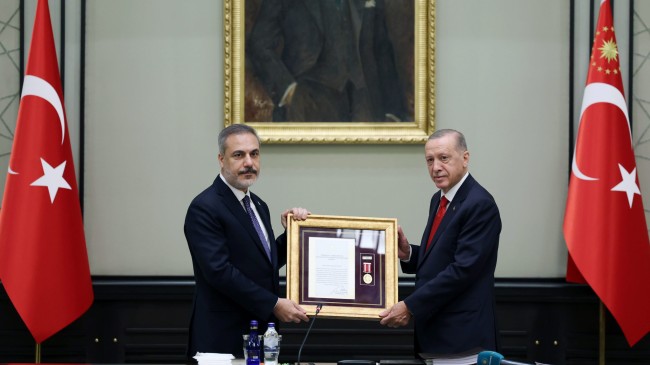 Cumhurbaşkanı Erdoğan, Dışişleri Bakanı Fidan’a ’Devlet Üstün Hizmet Madalyası Beratı’ takdim etti