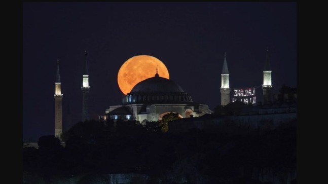 İstanbul’un çeşitli noktalarından ‘Süper Ay’ görüntülendi