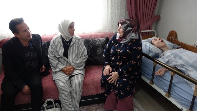 Başkan Şadi Yazıcı’dan doğuştan yatalak ikizlere anlamlı ziyaret