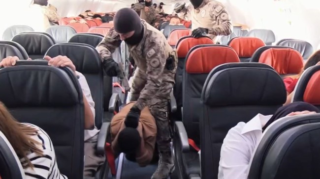 Özel harekat polislerinden, uçakta nefes kesen rehine kurtarma tatbikatı