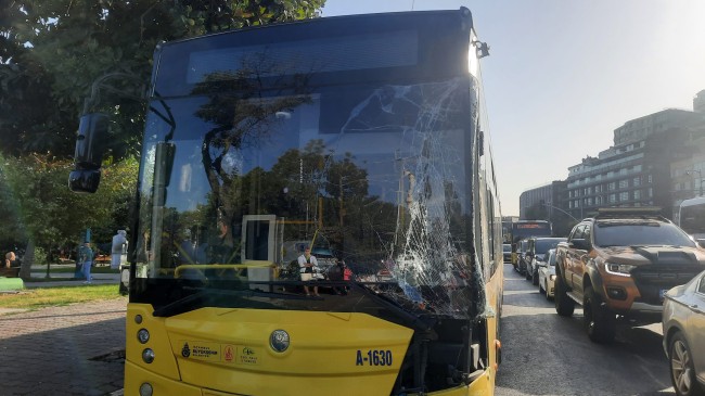 Tramvay İETT otobüsüne çarptı