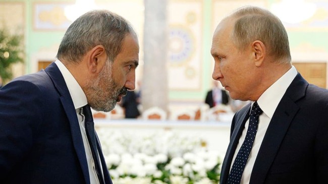 Vilademir Putin’e kafa tutan Ermenistan Başbakanı Paşinyan: ‘kaşınıyor’