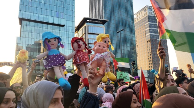 İstanbul’da İsrail Konsolosluğu önüne oyuncak bıraktılar