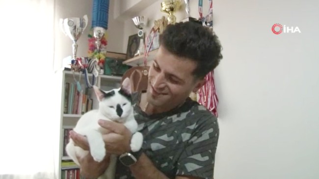 İtfaiye eri Ali Çakas, depremde kurtardığı ’Enkaz’ isimli kediyle yaşıyor