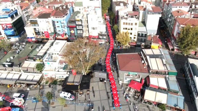 Pendik’te 100 metrelik Türk bayrağı ile Cumhuriyet yürüyüşü düzenlendi