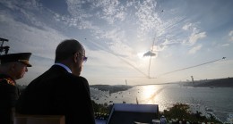 Türk donanması, İstanbul Boğazı’ndan Başkomutan Erdoğan’ı selamlayarak geçiyor