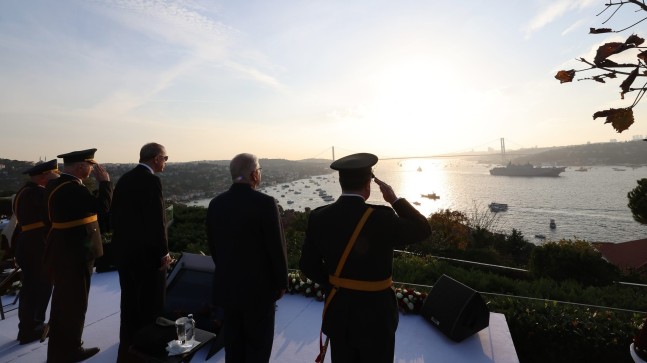 Türk donanmasının 100 gemisi, Başkomutan Erdoğan’ı selamladı