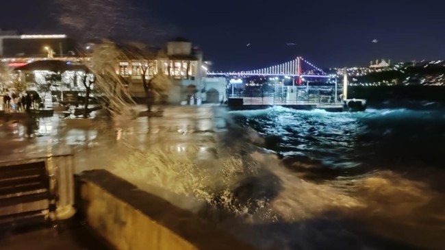 İstanbul’da dalgalar üç metreye ulaştı