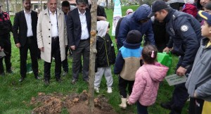 Başkan İsmet Yıldırım şehit çocukları ile birlikte ağaç dikti