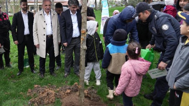 Başkan İsmet Yıldırım şehit çocukları ile birlikte ağaç dikti