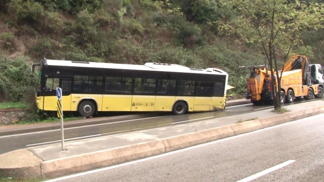 Beykoz’da freni patlayan İETT otobüsü yolun kenarına savruldu