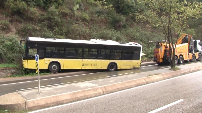 Beykoz’da freni patlayan İETT otobüsü yolun kenarına savruldu