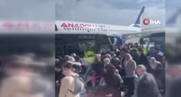 Sabiha Gökçen’de Anadolujet uçağı yolcuların ‘bomba’ muhabbeti nedeniyle 10 saat sonra kalktı