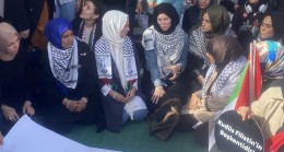 Sultanahmet’te Filistin’e destek için başlatılan oturma eylemine Sümeyye Erdoğan Bayraktar da katıldı