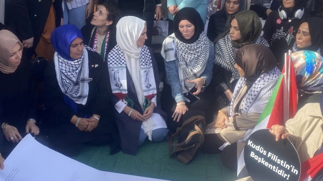 Sultanahmet’te Filistin’e destek için başlatılan oturma eylemine Sümeyye Erdoğan Bayraktar da katıldı